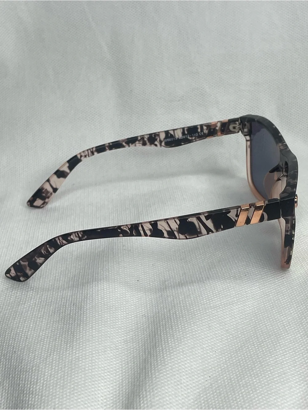 BLENDERS Millenia X2 Sunglasses Lion Heart Clear Champagne Power Button Edition